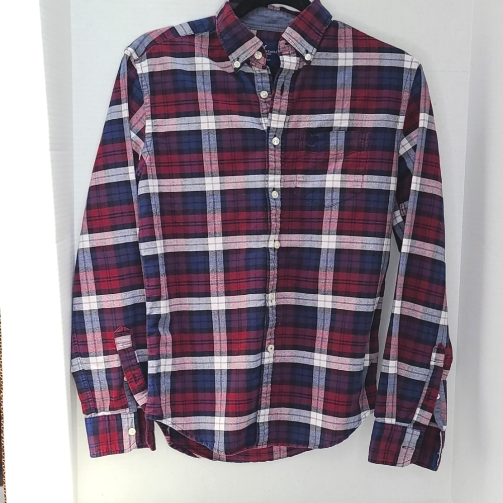 American Eagle long sleeve plaid button down shirt